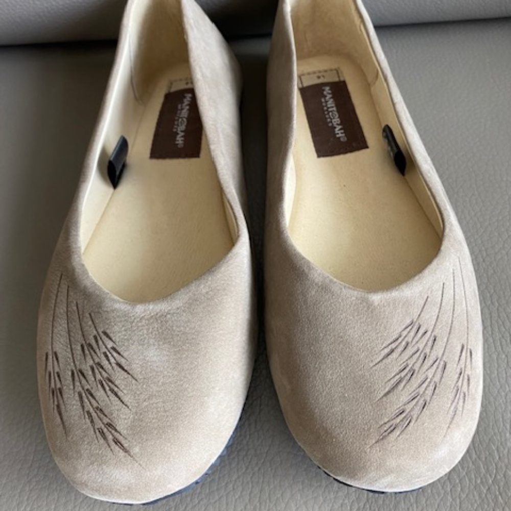 Manitobah Mukluks 'New Earth' L 6 ballerina flats sand taupe Nubuck leather NEW